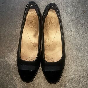 Clarks Black Ballet Flats with Cap Toe and Grosgrain Accent